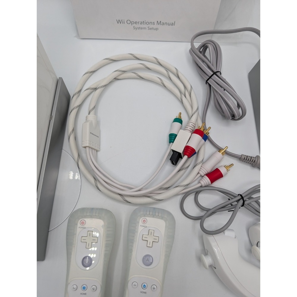 Nintendo Wii Console Bundle White 2 Wiimote 2 Nunchuk Sensor Bar Wii Sports - Picture 5 of 13